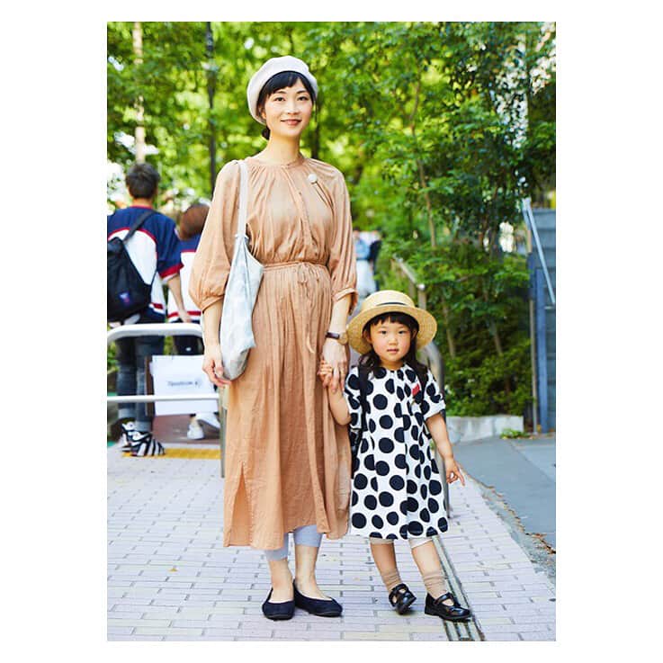 のインスタグラム：「【HugMug SNAP】 松村智子さん＆凛子ちゃん・3歳 ///////////////////////// ヌーディカラーのワンピースを主役にしたナチュラルスタイル。キッズはドット柄ワンピでポップな印象に。 . #hugmug #ハグマグ #親子雑誌 #ママ雑誌 #mama #kids #ママ #ママコーデ #親子コーデ #リンクコーデ #親子リンク #coordinate #outfit #kidstagram #kidswear #kidsfashion #adametrope #ninetailor #無印良品 #lapuankankurit #uniqlo #marimekko #ropepicnic #commecaism #kelty . 詳しい着用ブランドは、プロフィールから「mercidays by HugMug」をCHECK！」