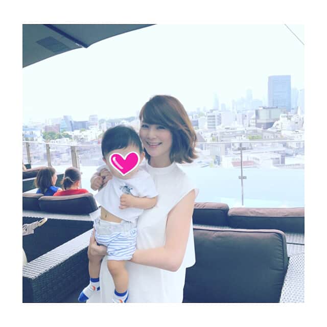 秋元玲奈さんのインスタグラム写真 - (秋元玲奈Instagram)「貴重な晴れの日🌤 景色のいいレストランで、親友と恒例ランチ 癒された☺️ #子連れランチ #息子初キス #ほっぺただけど #相変わらず積極的 #肉食系男子 #生後7ヶ月  #babyboy #同級生ベビー #親友ベビー」6月22日 17時21分 - rena_akimoto