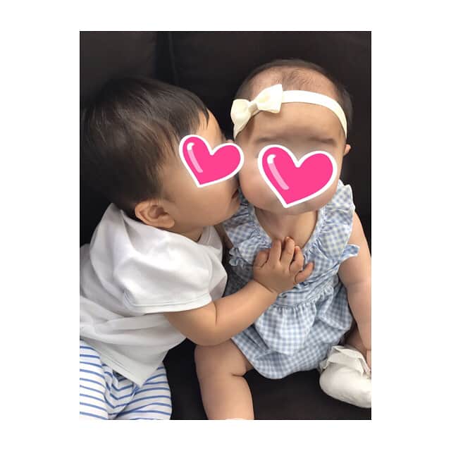 秋元玲奈さんのインスタグラム写真 - (秋元玲奈Instagram)「貴重な晴れの日🌤 景色のいいレストランで、親友と恒例ランチ 癒された☺️ #子連れランチ #息子初キス #ほっぺただけど #相変わらず積極的 #肉食系男子 #生後7ヶ月  #babyboy #同級生ベビー #親友ベビー」6月22日 17時21分 - rena_akimoto
