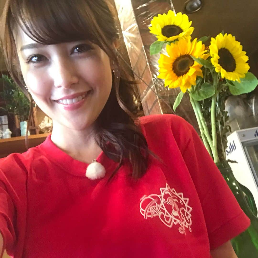 鷲見玲奈さんのインスタグラム写真 - (鷲見玲奈Instagram)「. 今日はよじごじDaysの中継で埼玉県熊谷市に行ってきました✨ いやー、暑いとは聞いていましたが、ここまで暑いとは😱 手元の温度計では34℃を記録していました💦💦 そんな熊谷では、こんなグッズも売られています✨ メッシュ素材なので涼しいですよー😍 梅雨が明けるとさらに暑くなりますが、バテている場合ではないので、暑さに負けず頑張ります💪🏻💪🏻 . .  #よじごじDays #中継 #埼玉県熊谷市 #見事に快晴 #梅雨の晴れ間 #晴れ女っぷりを発揮 #あついぞ熊谷 #本当に暑い」6月22日 17時25分 - sumi__reina