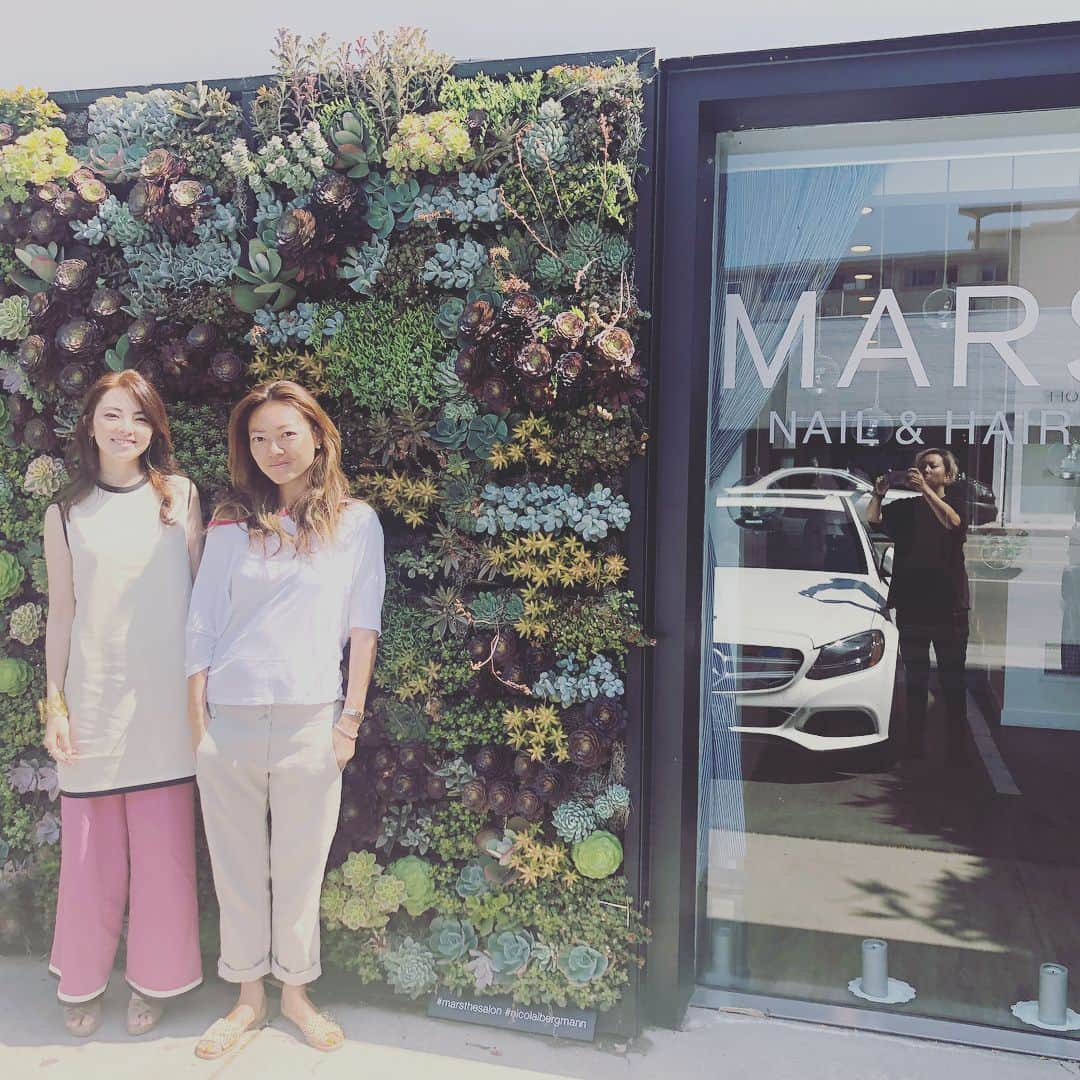 田中麗奈さんのインスタグラム写真 - (田中麗奈Instagram)「Head spa feels good！  It was very relaxing! ✨  Mars the Salon Los Angeles  Melrose Ave, Los A  melrose にあるネイルヘアーサロンMARSでネイル💅をしてもらいながらヘッドスパを体験。あまりの天国気分に熟睡👼 髪、サラサラ‼️😱💕 多肉の寄せ植えは、私の大好きな Nicolai Baramannご本人が手作りってそんな事凄過ぎる。🌹 オーナーのHirokoさんは本当に素敵な方です。✨ ロスにいる方、行かれる方は是非体験して欲しい✨  幸せな時間に感謝♡#mars #headsupa#nail #nicolaibergmann  #spa#salon#gucci」6月22日 18時04分 - renatanaka07