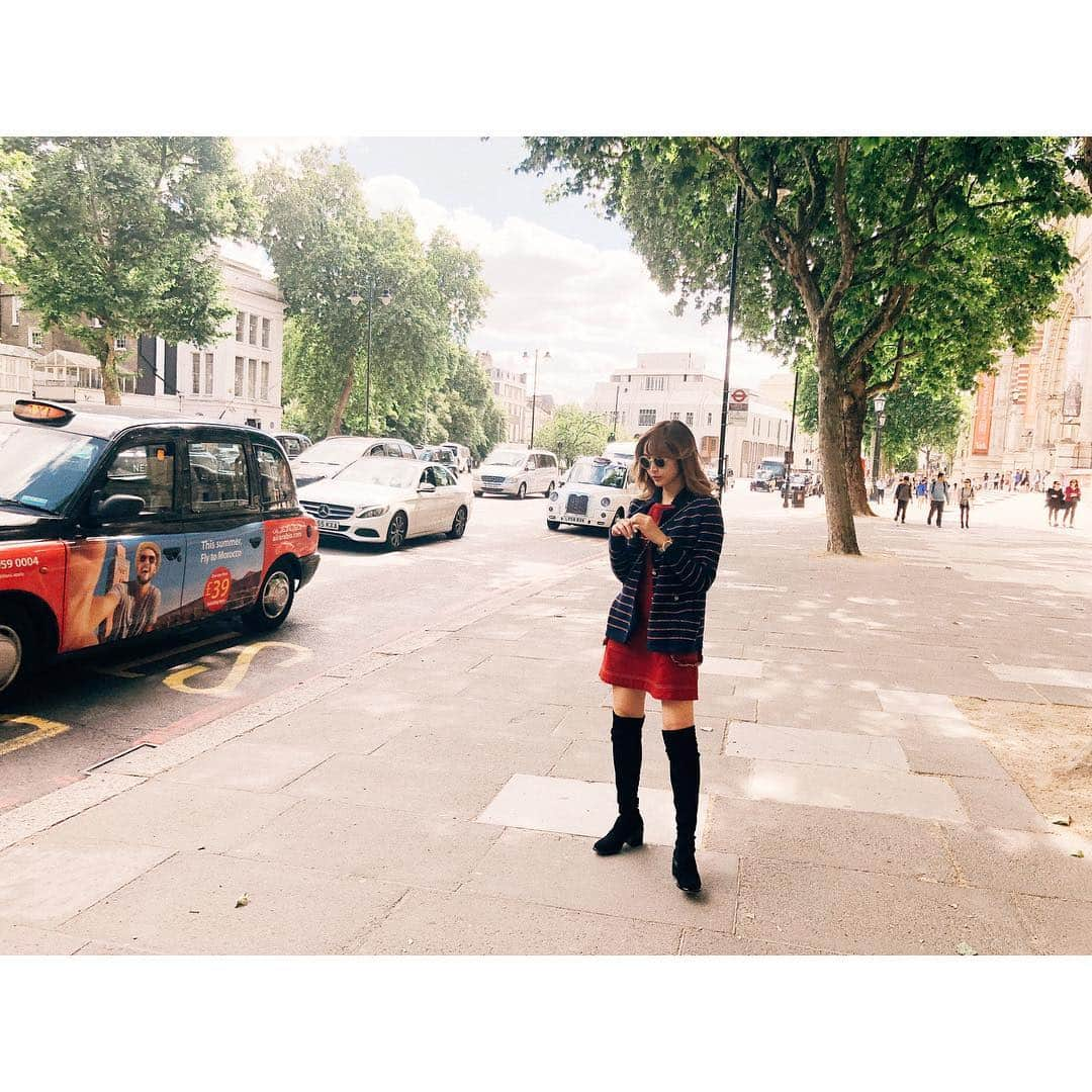 紗栄子さんのインスタグラム写真 - (紗栄子Instagram)「昨日の私🇬🇧 Glasses #andywolf  Cardigan #chanel  One piece #alexachung  Boots #robertclergerie  Bag #chanel  #london #ootd」6月22日 18時52分 - saekoofficial