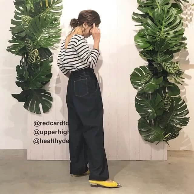 のインスタグラム：「❤︎❤︎❤︎ 今日は、 @redcardtokyo @upperhights @healthydenim @leminor_bonneterie の 合同展示会にお伺いして来ました。 ・ ・ 大好きなデニムブランドの #レッドカード と#アッパーハイツ 👖 どちらもかなり愛用中なので、 沢山のデニムに囲まれて終始ウキウキ ♪ ♬ ヾ(´︶`♡)ﾉ ♬ ♪ ・ ・ ・ #ルミノア も大好きでボーダーを何枚か愛用中なので、 くまなくチェックして来ました♡ ・ ・ 最初の写真で着用しているRED CARDのワイドデニムと (試着品はサイズ大きくてブカブカですが…💦 ちゃんとサイズ合えばもっとすっきりシルエットです) ルミノアの後ろがカシュクールになっているボーダー、 オーバーサイズのシルエットが可愛いupper hightsの デニムジャケットなどをオーダーして来ました✨✨ ・ ・ ついでにファミリーセールにも立ち寄って、 RED CARDのグレーデニムと ルミノアボーダー2枚をかなりの破格でゲット！ 好きなブランドのお洋服に囲まれて、幸せな日でした♡ ・ ・ #redcard#redcardtokyo#レッドカードデニム #upperhights#leminor #コーデ#コーディネート#outfit#ootd#ootd_kob#mineby3mootd#シンプルコーデ#大人カジュアル#きれいめカジュアル#デニム#denim#デニムコーデ#大人女子#大人女子コーデ#locari#ロカリ#beaustagrammer#ビュースタグラマー#ponte_fashion」
