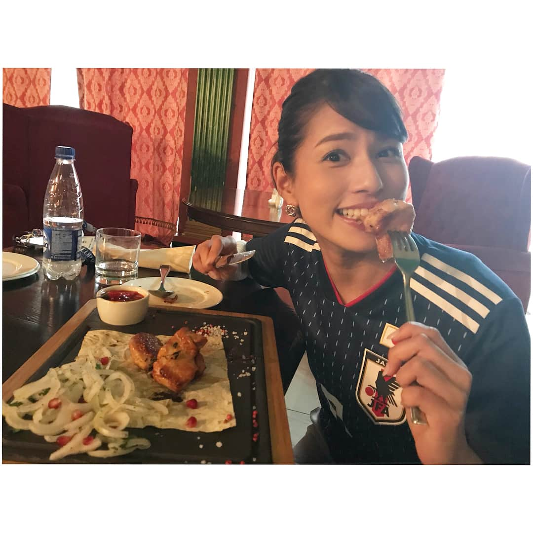 永島優美さんのインスタグラム写真 - (永島優美Instagram)「* ロシアに来てから1週間が経ちました🇷🇺 取材の合間ににおいしいお肉を発見😂🍖 * 外はパリパリのBBQ風チキン！ お肉の下にはラバッシュと呼ばれるナンのような生地が敷かれている、なんとも斬新なスタイル🌟 このラバッシュはアルメニアのパンだそうです🇦🇲 ロシアには多国籍料理がいっぱい🌍 * ラバッシュは、ナンよりも薄いんですが噛みごたえがあり、ほんのり甘くておいしかったです😋🍞 * やっぱり私の元気の源はお肉！！笑 きょうも引き続き取材、頑張ります✨ * そして、みなさんにひとつご報告が！ 明日… 「めざましどようび」に中継で初出演します🤭 * #W杯 #サッカー #日本代表 #サムライブルー #お肉大好き #永島優美のロシア日記」6月22日 19時16分 - yuumi_nagashima