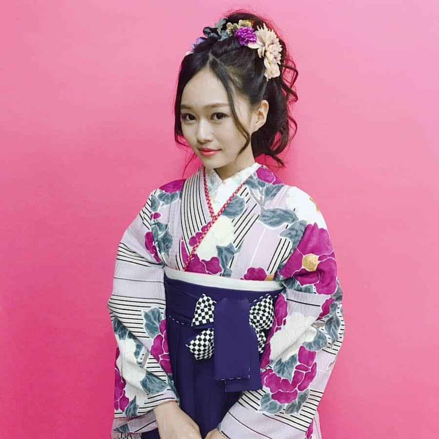 畑美有のインスタグラム：「. .  #SISUI さんで素敵な袴を着せていただきましたっ💗 . 卒業袴探してる方はぜひ☺️☺️ .」