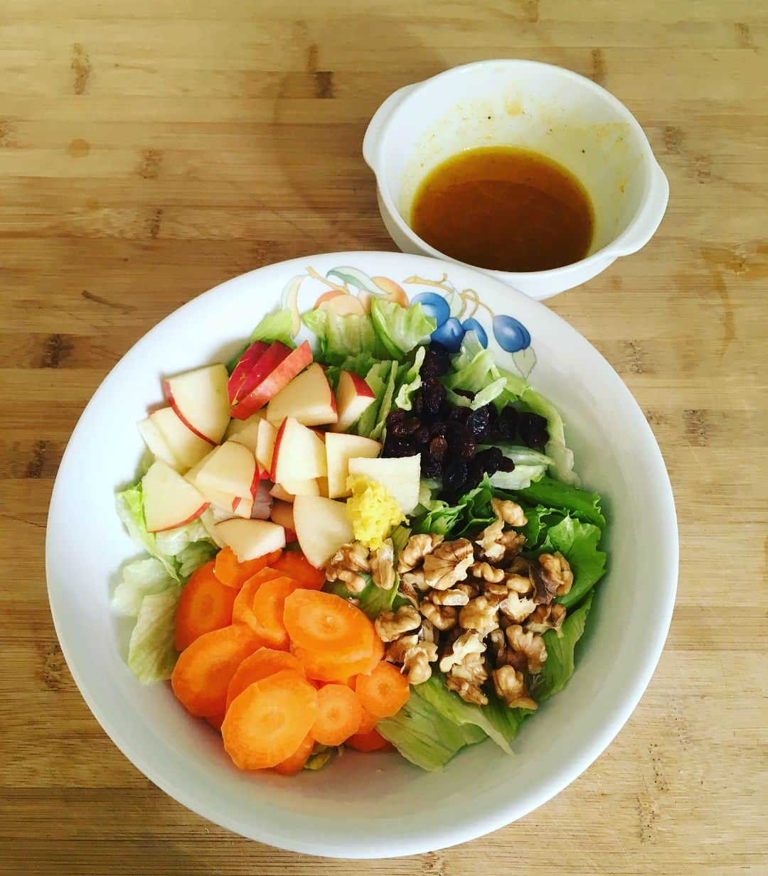 兼田カロリナのインスタグラム：「暑い日には軽々しい #ランチ が最適✨今日は大好きな #マヌカハニー & #生姜 をベースにしたソースを作り、お腹がパンパンになる #サラダ を作りました🎶 みんなは蒸し暑日にどんなもの食べるのかな❓ #salad #light #lunch #honey #ginger #vegan #healthy #food #yummy」