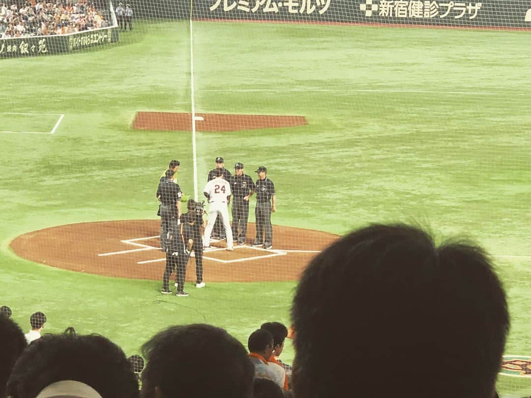 足立佳奈さんのインスタグラム写真 - (足立佳奈Instagram)「今日は、 6時からプレイボール！⚾️ 『GIANTS ✖️ SWALLOWS』 本当に夢の世界、、。 生まれてからずっと巨人ファンなのに、今日が初めての！！ 念願の東京ドームでの観戦でした！ 得点が入るたびに、タオルくるくる回すのも楽しかったー！！ 『VIVA GIANTS 🎶』 大好きな大好きな高橋由伸監督にも遠くからですが、会うことができました！！ いつかもっと近くで会えますように！！ お兄ちゃんがスワローズファンらしく、一緒に行ってくれました💓 それから帰り道に、 足立佳奈さんですか？って声をかけてくれた男の子たちがいて、 高橋由伸監督のリストバンドをプレゼントしてくれました！ 今度からこの子も一緒に観戦します！！✊🏻 本当に本当に幸せな時間をありがとうございました！ #東京シリーズ #兄妹対決 #由伸GIANTS #TOKYOGIANTS」6月22日 22時33分 - kana1014lm
