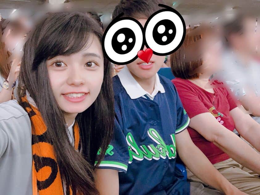 足立佳奈さんのインスタグラム写真 - (足立佳奈Instagram)「今日は、 6時からプレイボール！⚾️ 『GIANTS ✖️ SWALLOWS』 本当に夢の世界、、。 生まれてからずっと巨人ファンなのに、今日が初めての！！ 念願の東京ドームでの観戦でした！ 得点が入るたびに、タオルくるくる回すのも楽しかったー！！ 『VIVA GIANTS 🎶』 大好きな大好きな高橋由伸監督にも遠くからですが、会うことができました！！ いつかもっと近くで会えますように！！ お兄ちゃんがスワローズファンらしく、一緒に行ってくれました💓 それから帰り道に、 足立佳奈さんですか？って声をかけてくれた男の子たちがいて、 高橋由伸監督のリストバンドをプレゼントしてくれました！ 今度からこの子も一緒に観戦します！！✊🏻 本当に本当に幸せな時間をありがとうございました！ #東京シリーズ #兄妹対決 #由伸GIANTS #TOKYOGIANTS」6月22日 22時33分 - kana1014lm