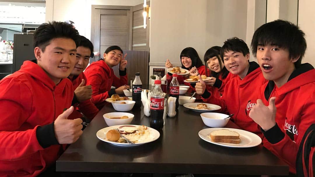 AQUARIUSのインスタグラム：「【 #FIFAワールドカップ 】⠀ 日本を出発してから22時間、ロシアに到着！⠀ ⠀ 飛行機の中ですっかり打ち解けた様子の7人。⠀ ホテルでロシア料理を楽しみながら、⠀ 本番に向けて盛り上がっています！⠀ ⠀ #アクエリアスと夢をつかもう⠀」
