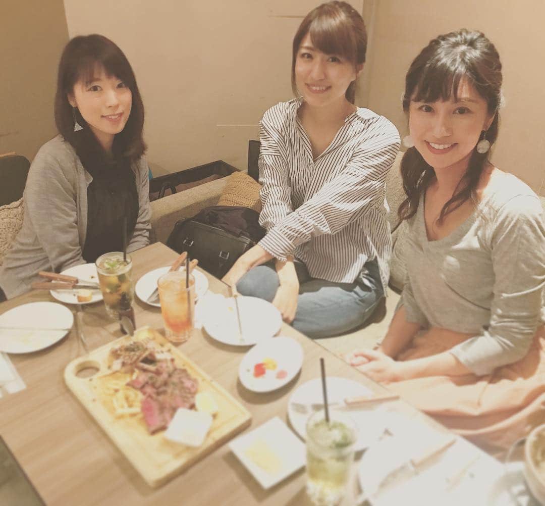 のインスタグラム：「金沢会💖 室 照美ちゃんと酒井ちかちゃん。 同じ時期に金沢でアナウンサーをしていたのが懐かしい！ そして東京で集まれるのが嬉しい！  あれから10年。 二人とも、自分の道を自分の手で切り拓いて前に進んでいて、本当に尊敬します👭  私も頑張らなきゃ✨  ちなみに、腕がクロスしてて奇妙なのは見逃してください笑。  #金沢会 #東京 #MRO と #テレビ金沢  #アナウンサー #あれから10年」