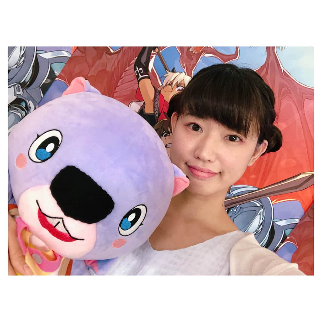 一木千洋のインスタグラム：「月刊 なまマジも、今回で第10回！そして、スマホゲーム「スマッシュ＆マジック」ももうすぐ1周年です😊✨✨ ・ ・ ・ ・ 2年目もゲームを盛り上げていけるように、MCとしてがんばります！！ ・ ・ ・ 今回、メイクさんが髪の毛お団子にしてくれました☺️自分じゃできないかわいい髪型…！ありがとうございます🙌🙌 #スママジ #なまマジ #youtubelive ﻿ #声優 #女性声優 #Anime #Seiyuu #Japanese #VoiceActress #Japan #日本 #성우 #일본 #narrator #ナレーター #一木千洋」