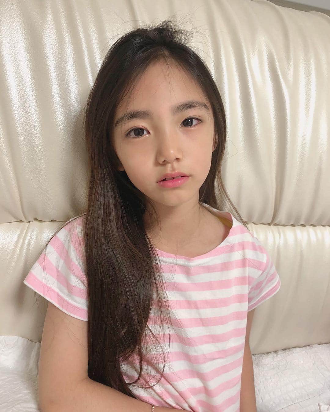 ウンチェのインスタグラム：「. #졸립다요 , #안녕히주무세요 👋🏻 - - - - #은채#이은채#eunchae #불금#금요일#일상#굿밤」