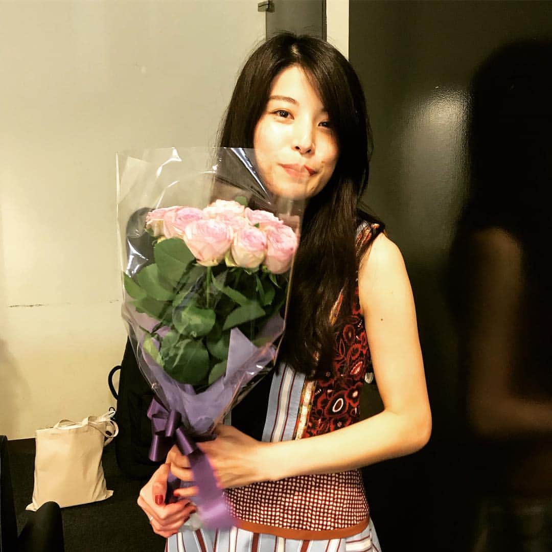 ほな・いこかのインスタグラム：「ゲスの極み乙女。NHKホールで6周年ライブ、ありがとう。わたしにも紫のバラのひとが現れました。励みになります。」