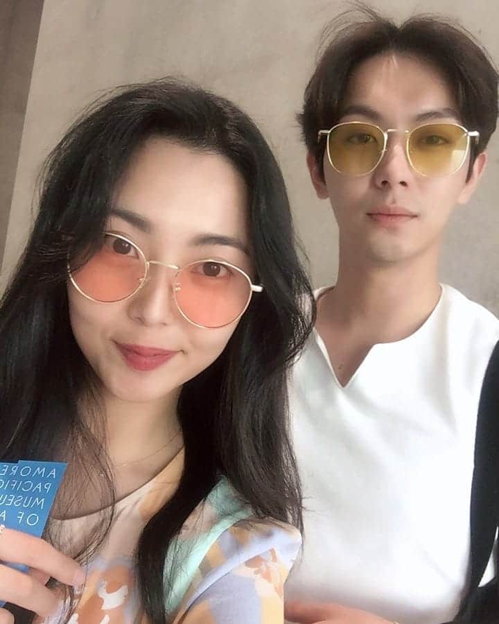 アン・ウヨンのインスタグラム：「오랜만이야 ㅎㅎ #누나#안진선 재밌는미술전시회,커피만들기」