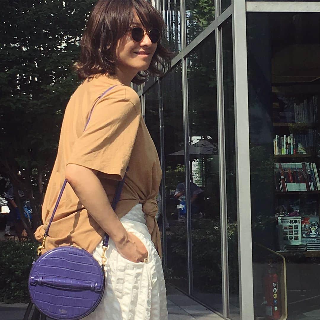風間ゆみえのインスタグラム：「久しぶりの晴れ間に穿いた白いスカート。  白いボトムって、なんだか気分が上がるね。 @stylings_official @1030kei #yumie_k_style」