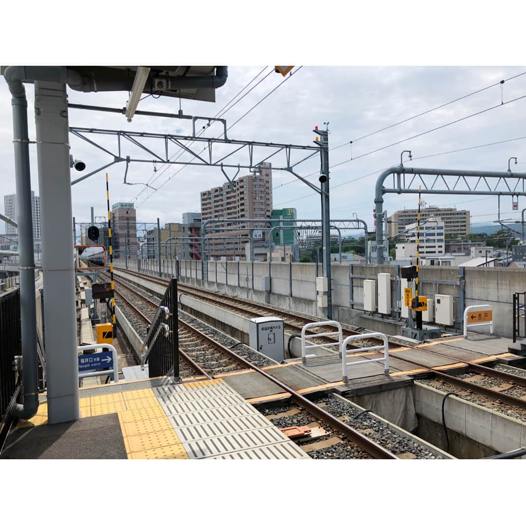 鈴川絢子さんのインスタグラム写真 - (鈴川絢子Instagram)「新福井駅(高架)の珍しい構内踏切。」6月23日 1時04分 - suzukawaayako