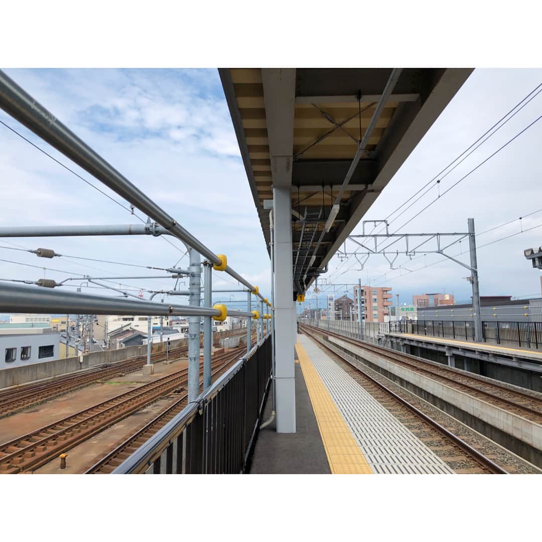 鈴川絢子さんのインスタグラム写真 - (鈴川絢子Instagram)「新福井駅(高架)の珍しい構内踏切。」6月23日 1時04分 - suzukawaayako