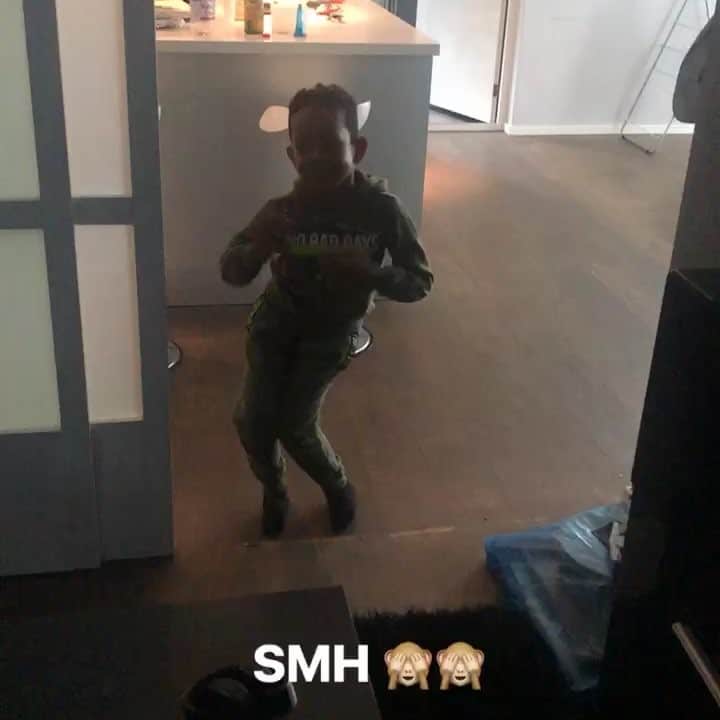 ウルビー・エマヌエルソンのインスタグラム：「This is what I see all day everyday 🙈🙈🙈 #fortnite #fortnitedance」