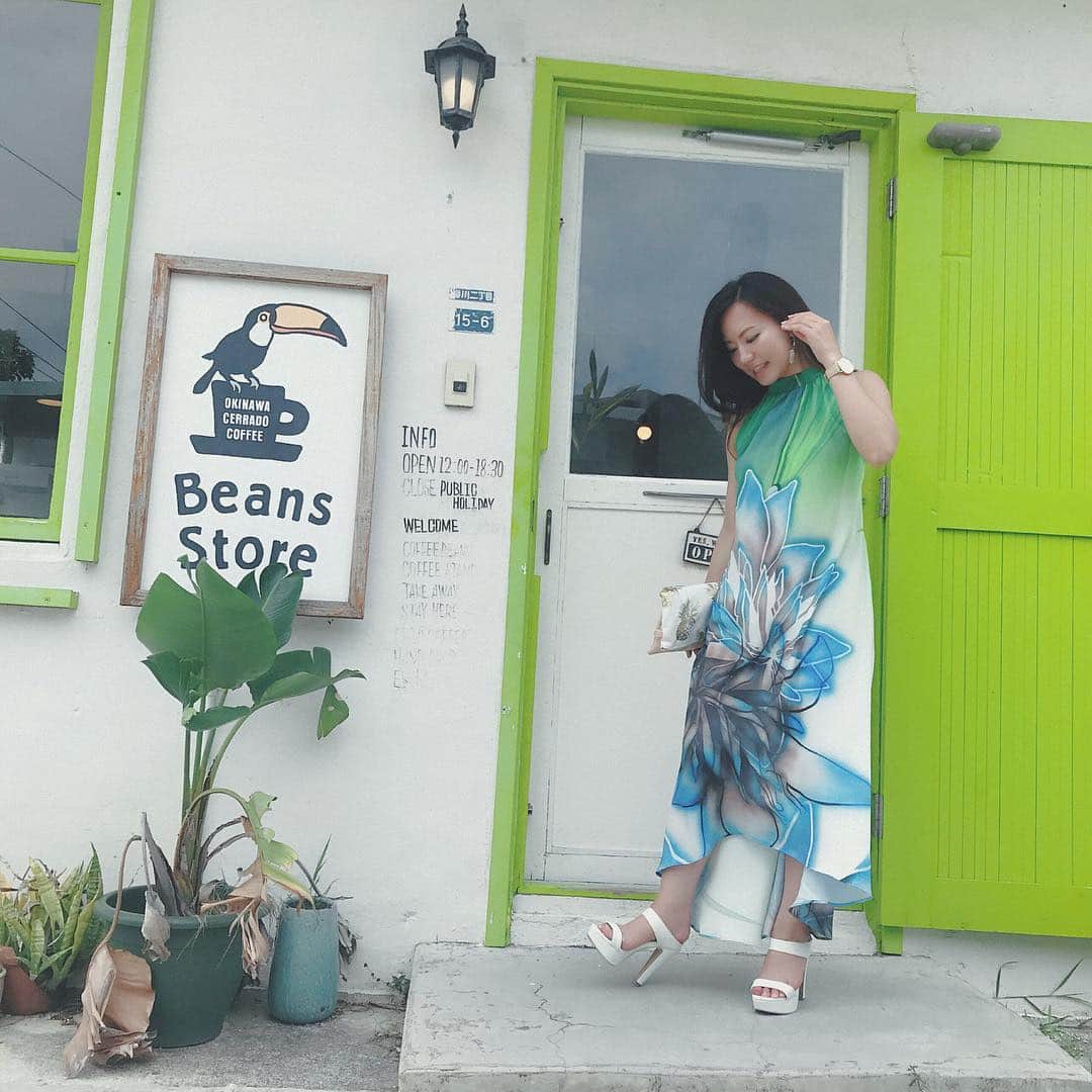 長嶺菜菜子のインスタグラム：「. 沖縄梅雨明け宣言したよー\( ˙▿︎˙ )/ . 本格的な夏👙🌺だよー\( ˙▿︎˙ )/ . . 大好きな #yokang のワンピースきてランチ👗♡♡ 色合いがめっちゃ好き💚 . オススメの沖縄ブランド\♡︎/ @yokang9956 . . #インフルエンサー #インスタグラマー #沖縄 #沖縄出身 #うちなんちゅ #ヨーカンワンピース #yokang #ヨーカン #ヨーカン夏ワンピース #ワンピース #八重歯 #でこっぱち」