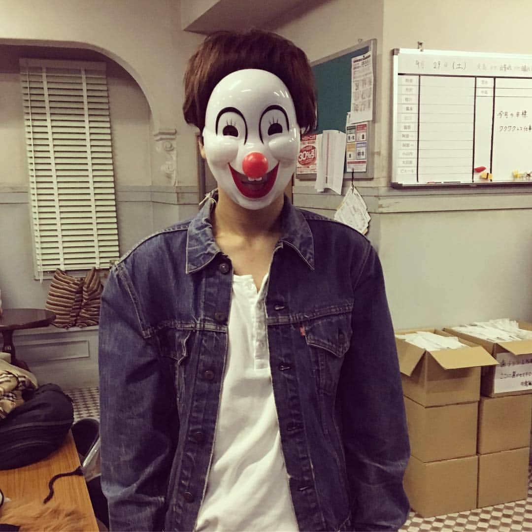 日本テレビ「崖っぷちホテル！」のインスタグラム：「🤡🤡🤡 #選びました #似合って #マスか？ #岩田剛典 #崖っぷちホテル #崖ホテ #本日のお客様は #宇海直哉様」