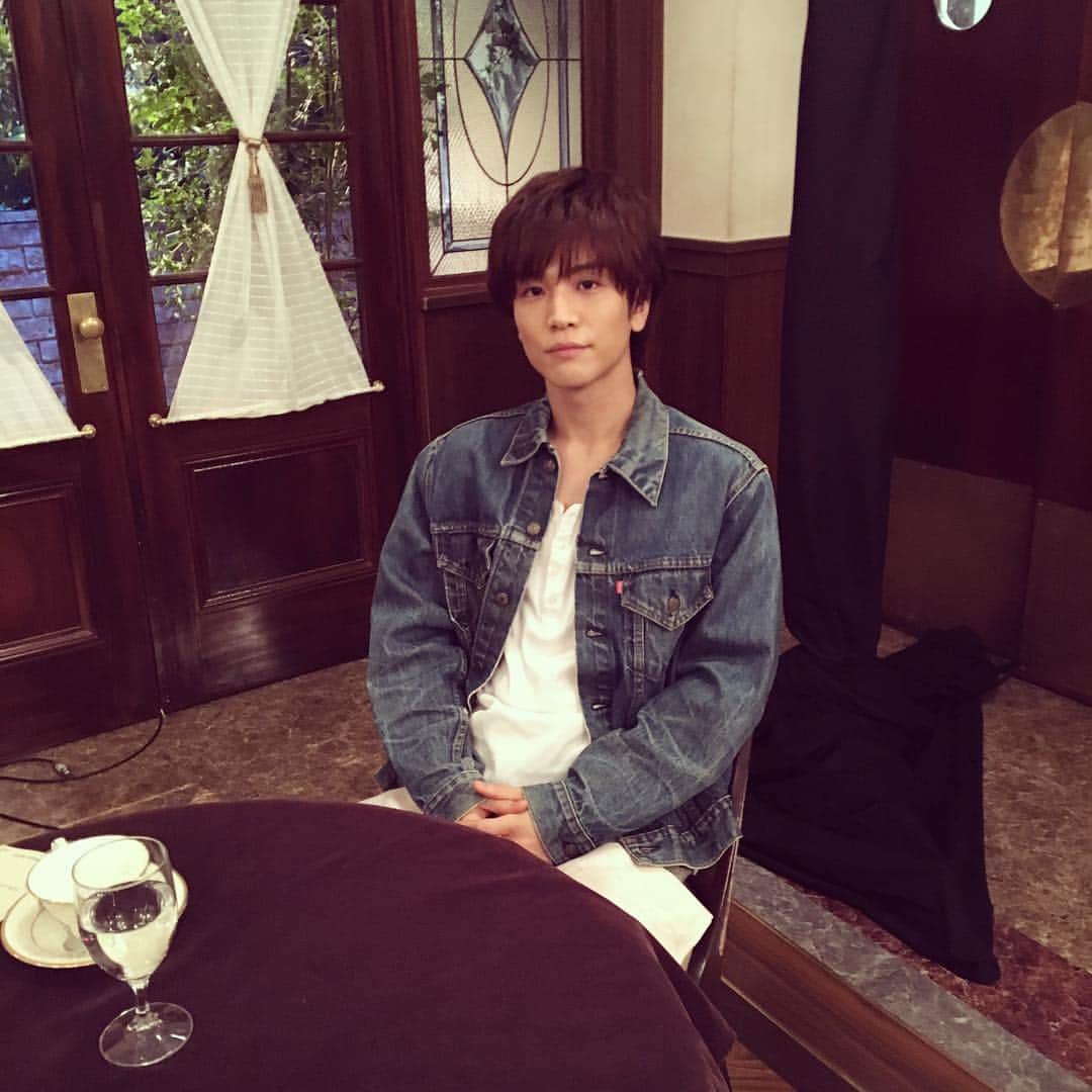 日本テレビ「崖っぷちホテル！」のインスタグラム：「待機中🍽 #どんな #サプライズか #お楽しみに #岩田剛典 #崖っぷちホテル #崖ホテ #本日のお客様は #宇海直哉様」