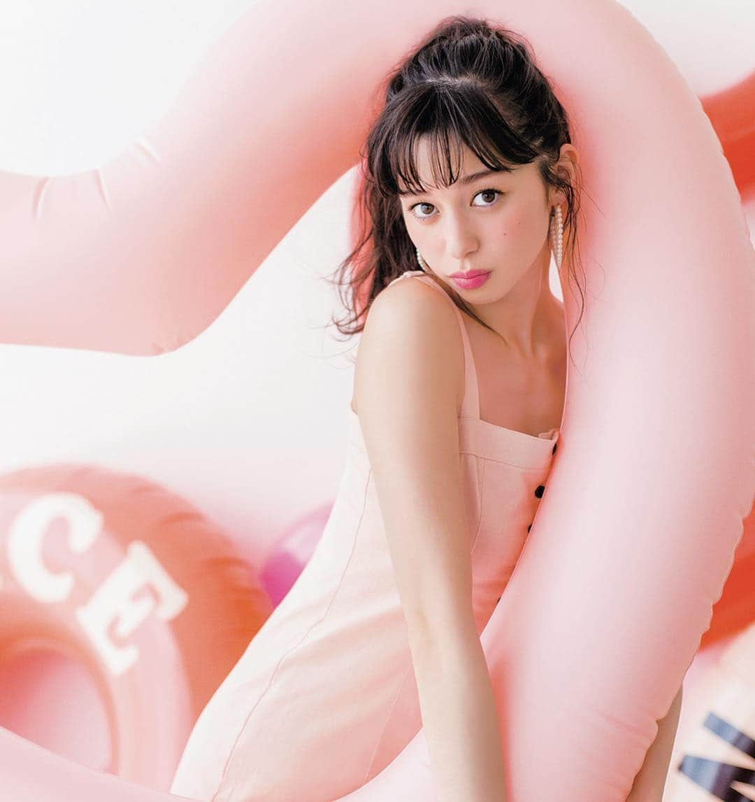 CanCamさんのインスタグラム写真 - (CanCamInstagram)「本日はCanCam8月号発売日です！ 夏を先取り💓な、あやみが目印✨ そのカバーガール・中条あやみの特集16Pでは、みなさんからSNSを通じていただいた質問にあやみが全力で答えてます😊  大特集は「この夏したいこと！×キュンキュン服❤︎」夏のシーン別コーデをCanCamモデルズ全員で、ご紹介💓ワクワクする写真に夏の予定をたくさん妄想しちゃいます😍  第2特集は「のぞいてみたい！かわいいママの世界」憧れママたちにたくさん話を聞きました。  欅坂46の切り取れるうちわ付き！の浴衣ページもかわいすぎです❣️ その他、ジャニーズJr.スペシャルもお見逃しなく‼️ 今月も、よろしくお願いいたします‼️ #CanCam  #CanCam8月号  #fashion  #中条あやみ  #ぽーりん  #欅坂46  #今泉佑唯  #長濱ねる  #守屋茜  #ジャニーズJr  #HiHiJets  #東京B少年  #関西ジャニーズJr  #佐野玲於  #中川大志  #高杉真宙  #横浜流星  #小関裕太  #田村侑久  #川栄李奈  #玉城ティナ  #近藤千尋」6月23日 10時56分 - cancam_official