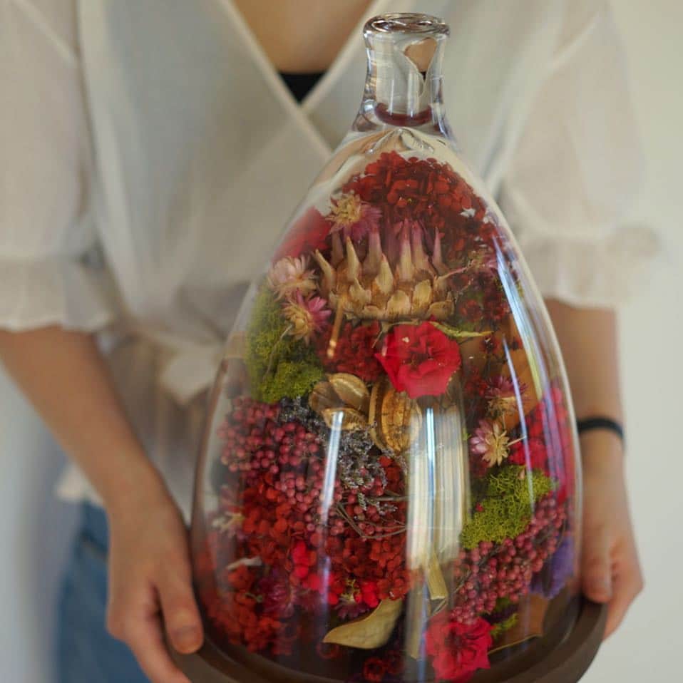 前田有紀さんのインスタグラム写真 - (前田有紀Instagram)「この時期、切り花として出回っているアーティーチョークは、ドライにしても楽しめます。ガラスドームの中に赤い彩りをテーマに詰め込みました。  #アーティチョーク #flowerstagram」6月23日 11時06分 - yukimaeda0117