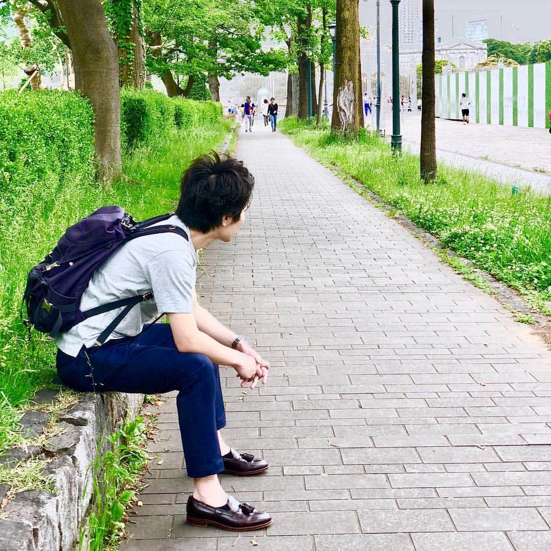 旦那マネジメントのインスタグラム：「. 本格的な夏がはじまりましたね☀️ . 夏のコーデといえば、アンクルパンツ！👖 旦那はどうしてもショーパンが似合わないので、今年はアンクルパンツを取り入れてみました✨ . くるぶし丈だから、夏でも涼しく大人っぽく着こなせます！ 足元スッキリでおしゃれにスタイルアップ効果を手に入れることができます。  せっかくファッションをマネジメントするんだから、今年は色々取り入れてみようと思います😁 .✨✨5/28~6/30 フォローキャンペーン開催中✨✨ . 期間中に　@danna_maagement　を フォローいただいた方の中から、10名様へ、 【スカルプ】シャンプー＆コンディショナー＋ 【スカルプDボーテ】シャンプー＋コンディショナー　 計4本　￥15,600円相当を抽選でプレゼント🎁 . 詳しくはプロフィールよりHPをご覧ください💁‍♀️ .  #旦那マネジメント  #アンクルパンツ  #スカルプD」
