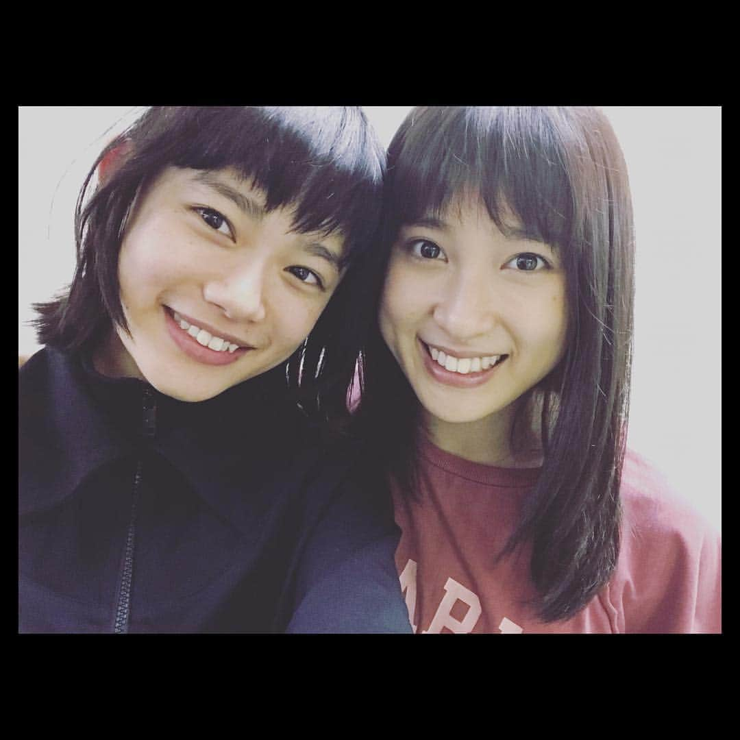 杉咲花さんのインスタグラム写真 - (杉咲花Instagram)「先日、花晴れ撮影中、 隣のスタジオで撮影をしていた たおっちと久しぶりの再会(！！) ちょうどそのとき 私が最終話の大事なシーンを撮影する直前で ドキドキしていたら、 優しい優しい言葉をくださいました。 たおっちに会えて、すっごく元気がでた。 撮影ほんとに不安だったけど、 大丈夫、頑張ろう、と思わせてもらいました。 会えて嬉しかったな。。☺️ そしてそして、先ほど花晴れロケをしていたら  なんとたおっちからの差し入れが現場に届きました。 たおっちこそ撮影中で大変なはずなのに、 なんて優しいの。 嬉しいよ。みんな、喜んでいただいています。 たおっち、本当にありがとう。 7月クールのドラマ、 チアダン楽しみにしているよ！！ がんばれ、たおっち！！！」6月23日 14時16分 - hanasugisaki