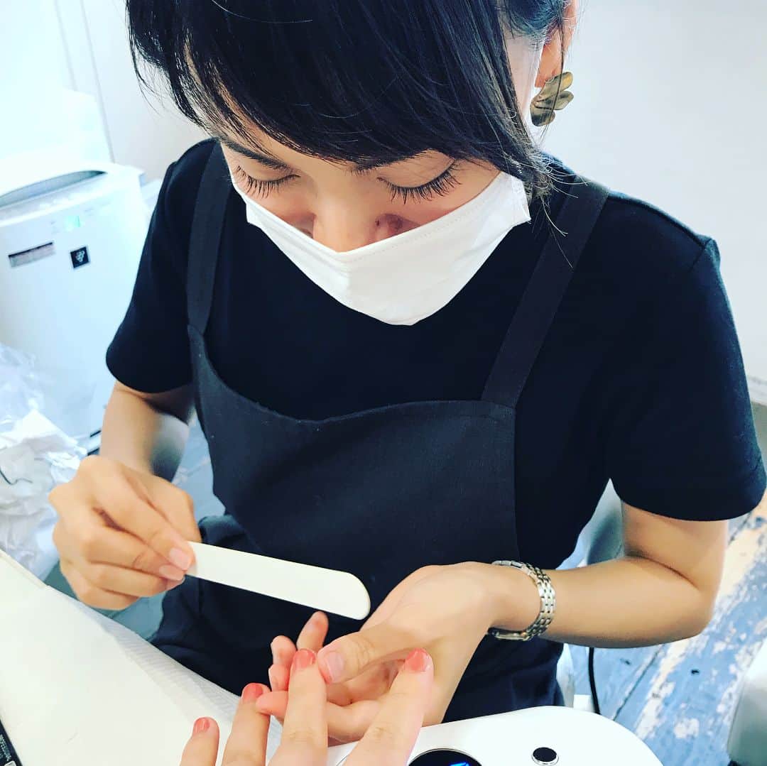 さがゆりこのインスタグラム：「2人の子育てで爪は短いけど、絶妙な可愛い色作ってくれた。久しぶりのおしゃれ、テンション上がるね(^^)生き返った。 上手い、早い、可愛いの三拍子以上の店！  #penelope #青山 #表参道ネイル #表参道まつげエクステ  #penelopesis」