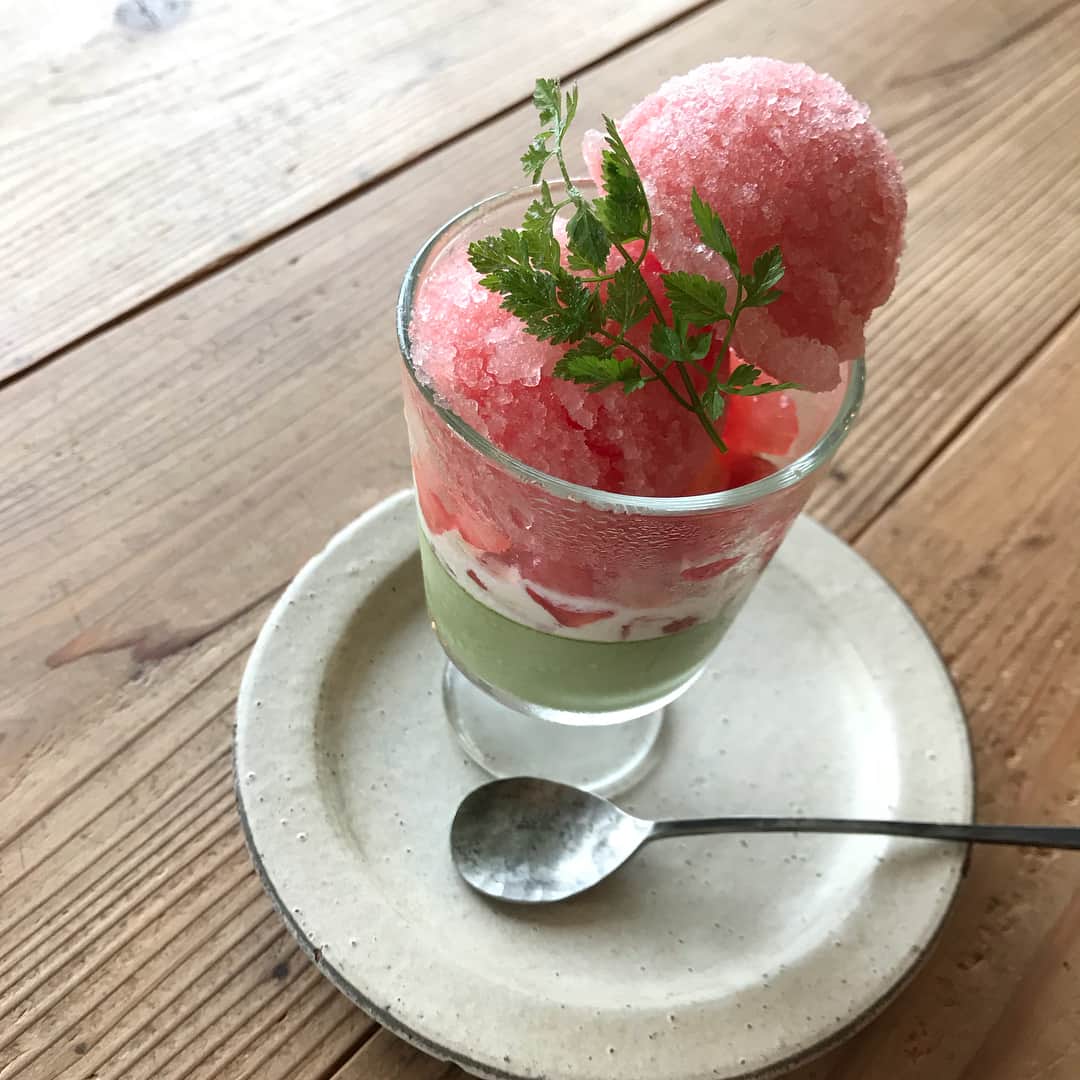 手紙社さんのインスタグラム写真 - (手紙社Instagram)「【手紙舎 2nd STORY 】 開催中のニシワキタダシさんの個展『ベー』に合わせたスペシャルメニューも今週末まで。スイカのソル"ベー"は、抹茶プリン、バニラアイス、スイカゼリー 、スイカのソルベと食べ進めるたび、様々な食感が楽しめるひんやりスイーツです。ぜひスイカと抹茶の"なんともいえない"組み合わせをお楽しみください。 . 2018.6.23 . #手紙社#手紙舎#tegamisha#カフェ#ニシワキタダシ#スイカのソルベ#スイカ#ソルベ」6月23日 14時32分 - tegamisha