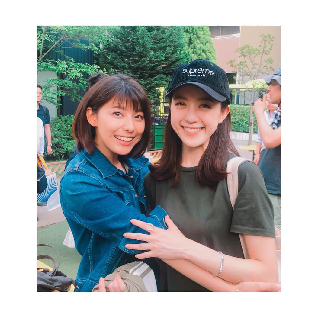 上村彩子さんのインスタグラム写真 - (上村彩子Instagram)「. 私がとくに好きだったのは〜 . ゆうみさん自身の、キュートさが溢れているこの絵！写真の、帽子と手にもっているアウターに注目👀✨ . #おじさんとガール展」6月23日 14時48分 - saekokamimura