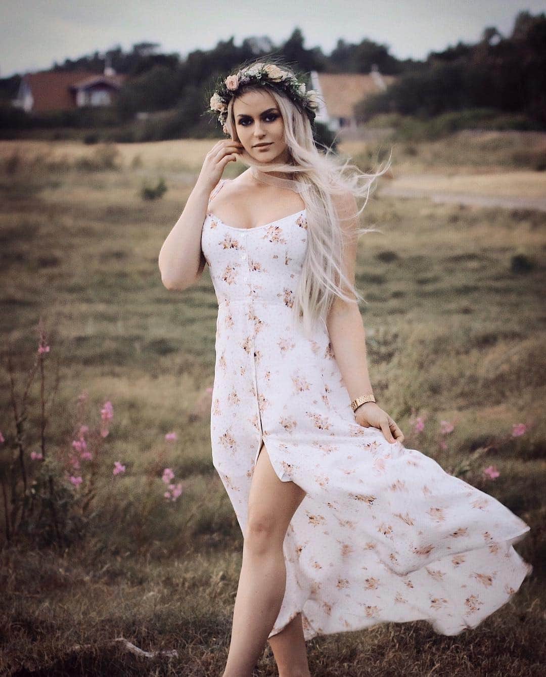 Anna Nyströmのインスタグラム：「Stormy day 🌪 Celebrating Swedish midsummer this weekend 🌸🇸🇪」
