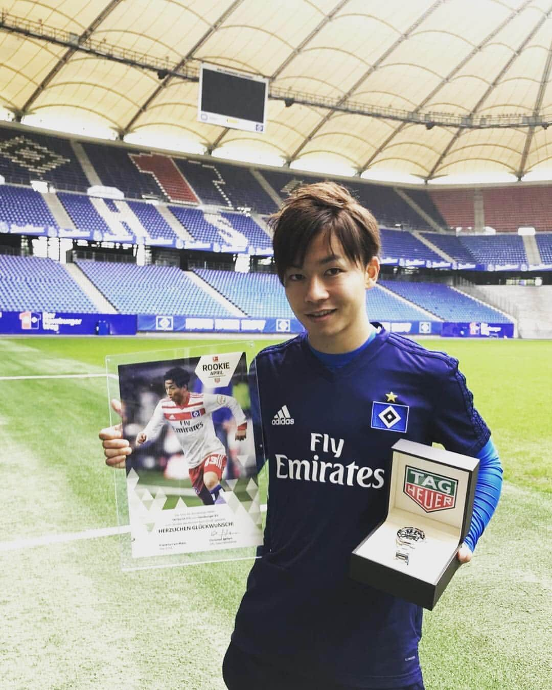 伊藤達哉のインスタグラム：「Ich freue mich sehr, dass ich diesen Award bekommen habe. Vielen Dank an meine Teamkollegen und unsere tollen Fans.  この度4月度のブンデスリーガ月間最優秀若手選手賞で腕時計と写真を頂きました！ この賞を受賞するにあたってチームメイト、サポーターの方々に感謝を伝えたいです！ #blrookie #tagheuer #DontCrackUnderPressure #hsv #danke」