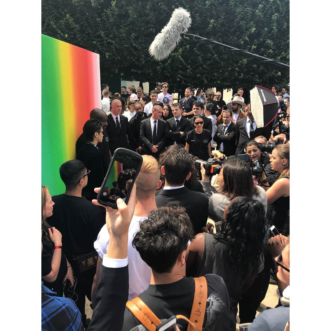 岩田剛典さんのインスタグラム写真 - (岩田剛典Instagram)「Having a great time with🌈  #LVMenSS19 #LouisVuitton #PFW」6月24日 0時31分 - takanori_iwata_official