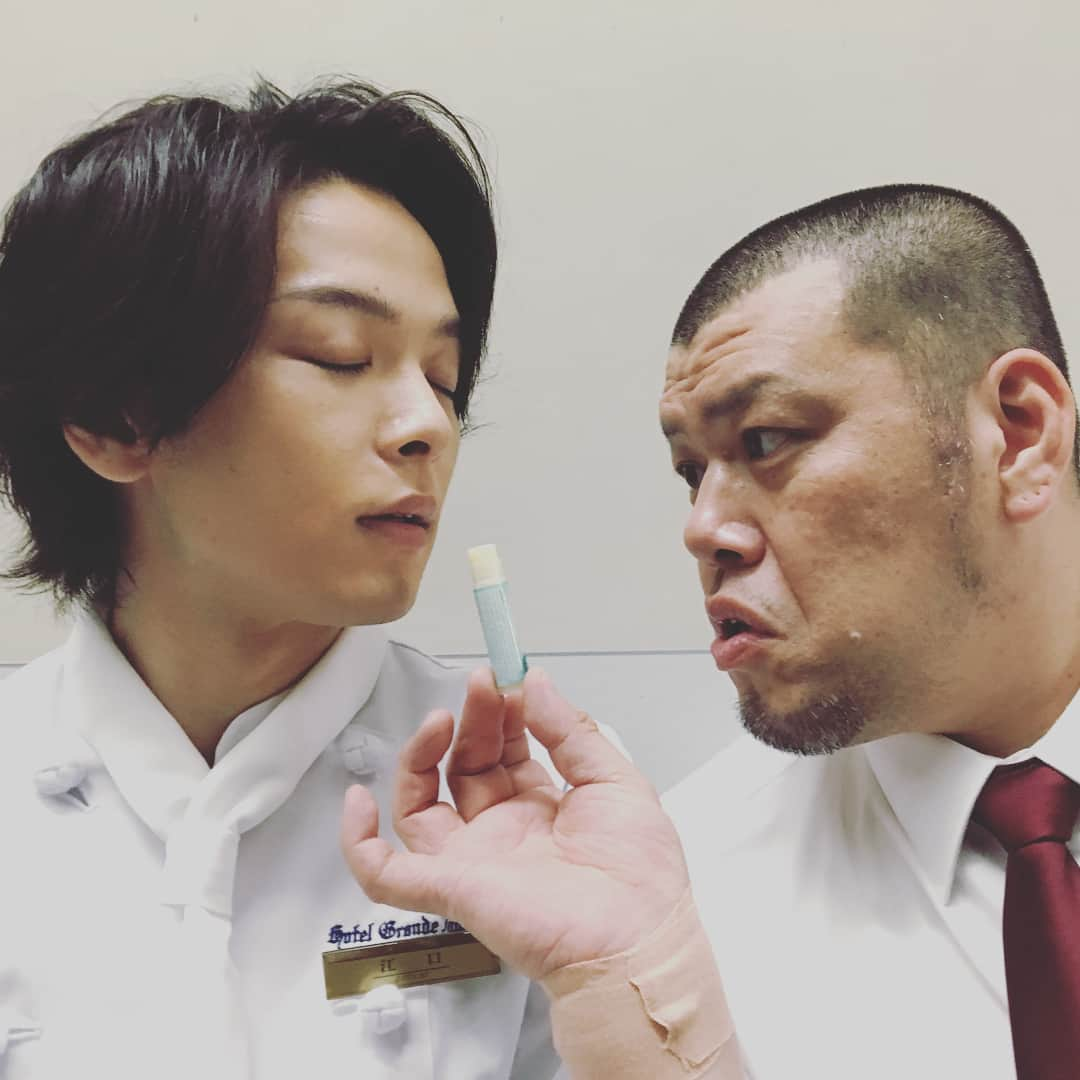 日本テレビ「崖っぷちホテル！」さんのインスタグラム写真 - (日本テレビ「崖っぷちホテル！」Instagram)「💄⁉️⁉️ #もう #どうしていいのか #わかりません #（笑） #中村倫也 #くっきー #崖っぷちホテル #崖ホテ #本日のお客様は #宇海直哉様」6月23日 16時59分 - gakehote_ntv