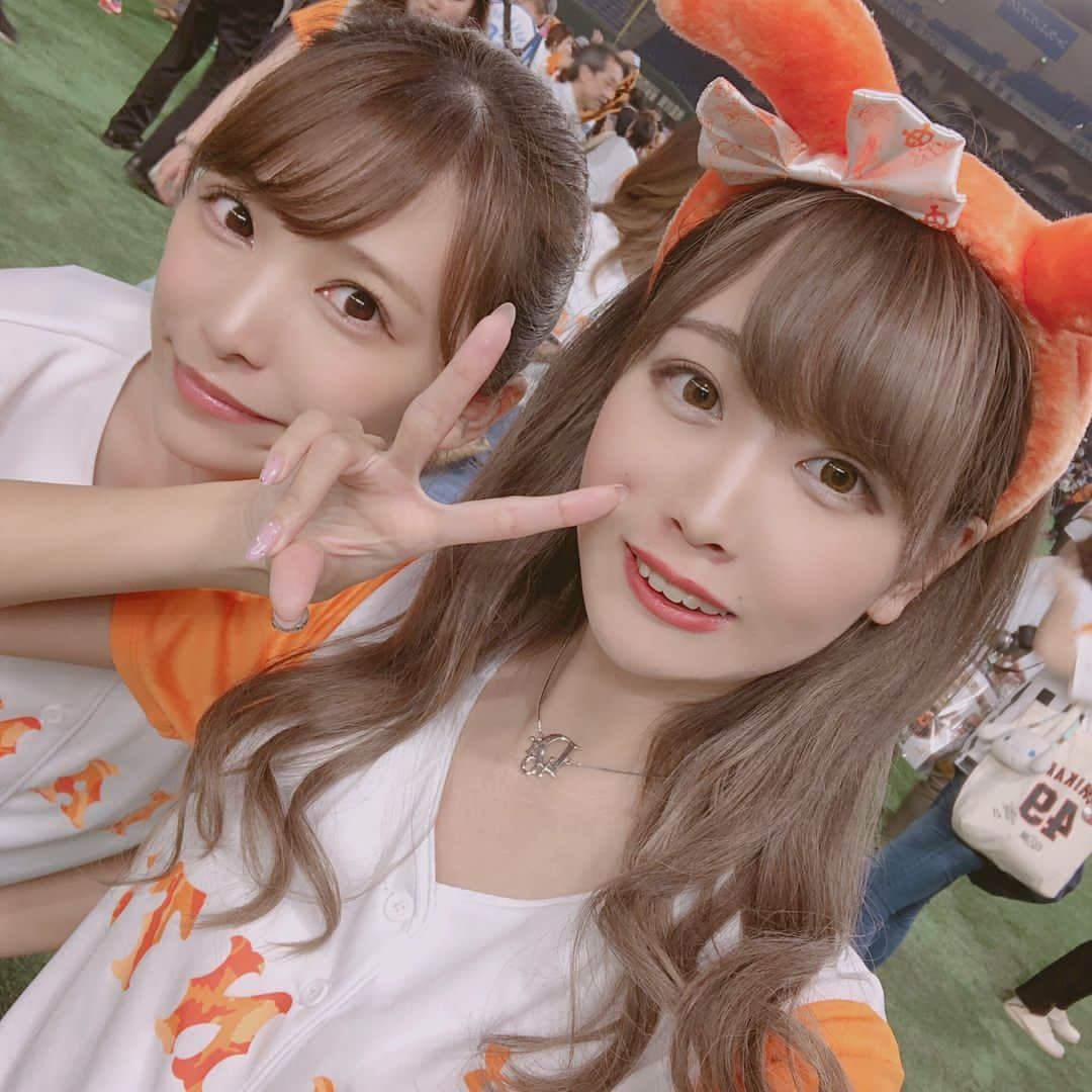 さきぼんさんのインスタグラム写真 - (さきぼんInstagram)「CanCam(@cancam_official)の招待でGIANTSのGirls nightに行ってきたよ♡♡(6/8) . フォトブースはバルーンが沢山あってかわいかった⚾︎ (浮気した罰なのか坂本選手のタオルをなくしたよ😢💦) . 普段はベイスターズを応援してる2人だけどガールズフェスは可愛いユニフォームが配布されるから去年はヤクルトに行ったんだ( ^ω^)个 色んなきっかけで推し球団以外のことも詳しくなれて嬉しいね🍒 . . #野球 #baseball #東京ドーム #GIANTS #巨人 #ジャイアンツ #TOKYOGIANTS #読売ジャイアンツ #オレンジタオル #CanCam #野球女子 #ゆゆぼん🍒」6月23日 17時21分 - sakibon69