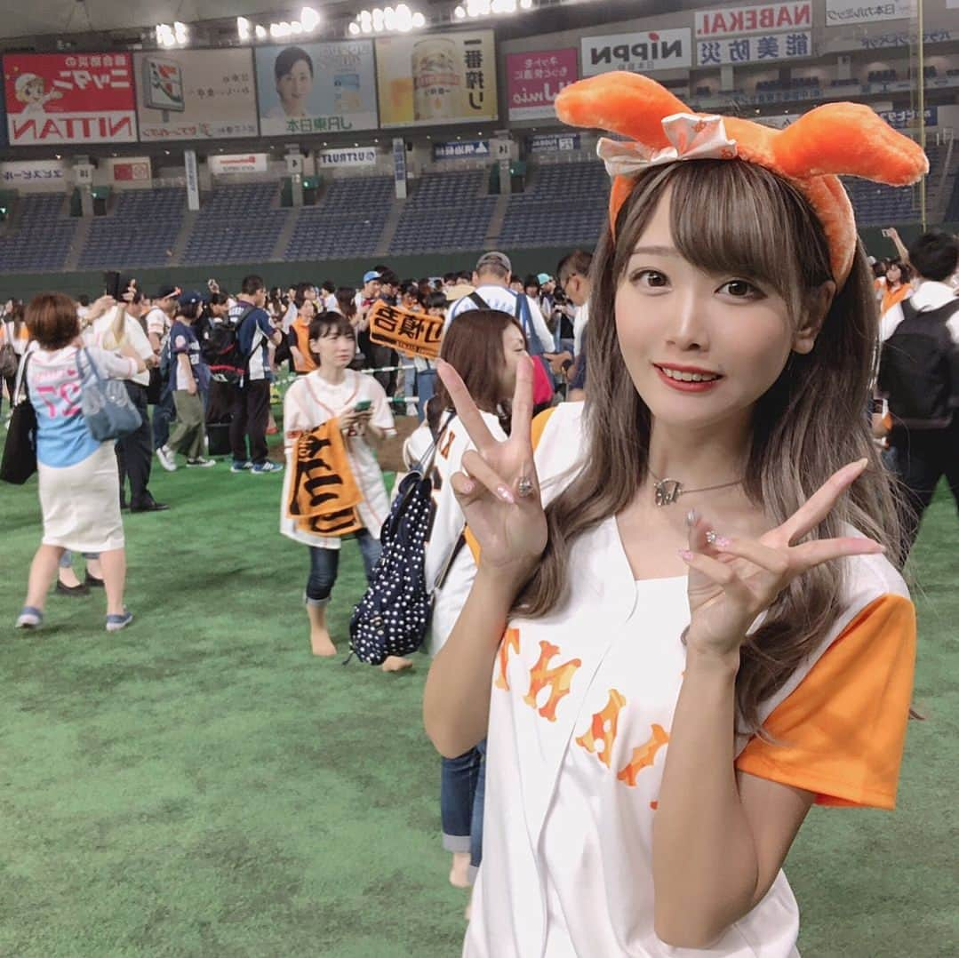 さきぼんさんのインスタグラム写真 - (さきぼんInstagram)「CanCam(@cancam_official)の招待でGIANTSのGirls nightに行ってきたよ♡♡(6/8) . フォトブースはバルーンが沢山あってかわいかった⚾︎ (浮気した罰なのか坂本選手のタオルをなくしたよ😢💦) . 普段はベイスターズを応援してる2人だけどガールズフェスは可愛いユニフォームが配布されるから去年はヤクルトに行ったんだ( ^ω^)个 色んなきっかけで推し球団以外のことも詳しくなれて嬉しいね🍒 . . #野球 #baseball #東京ドーム #GIANTS #巨人 #ジャイアンツ #TOKYOGIANTS #読売ジャイアンツ #オレンジタオル #CanCam #野球女子 #ゆゆぼん🍒」6月23日 17時21分 - sakibon69