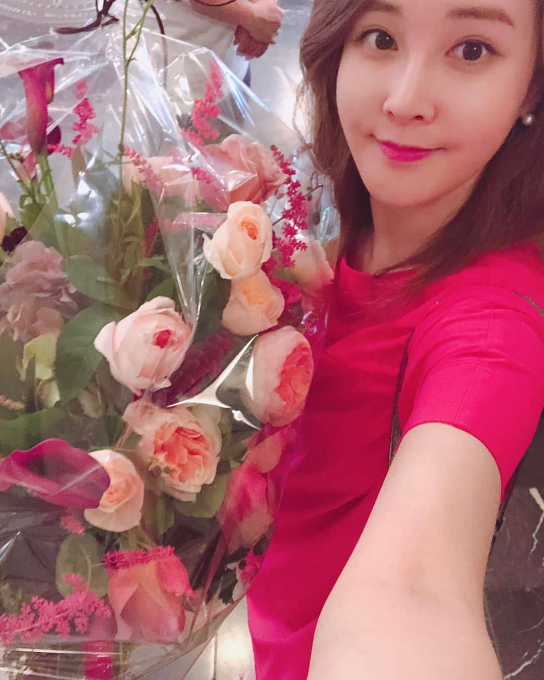 チョ・アンのインスタグラム：「_  #선배님들의 #배려로 얻게 된 한 아름의 #꽃 정말 정말 너무 예뻐요 감사합니다 ㅠㅠ #😍 .  축복이 가득한 아름다운 #결혼식 💕 예쁜 신부와 멋진 신랑, 맛난 음식❤️_ 선배님들의 좋은 말씀😍  감사한 하루입니다😆😊👍🏻😍😃」