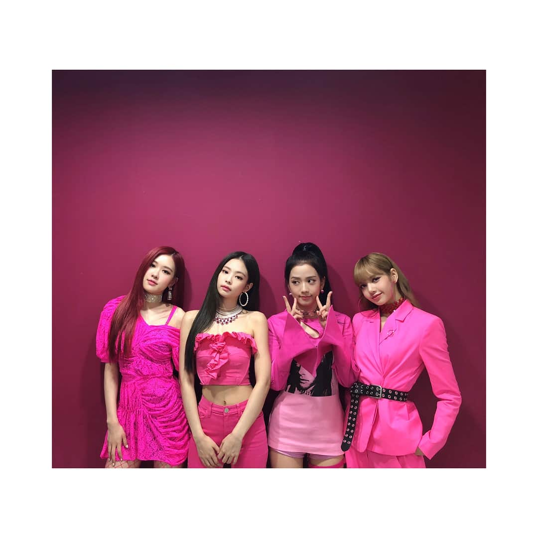 BLACKPINKさんのインスタグラム写真 - (BLACKPINKInstagram)「THANKYOU to all our blinks out there we are so so happy to see you guys enjoying our music 🔥 and on top of that we came 1st place on show music core today . LOTS OF LOVE from BP 😘」6月23日 18時05分 - blackpinkofficial