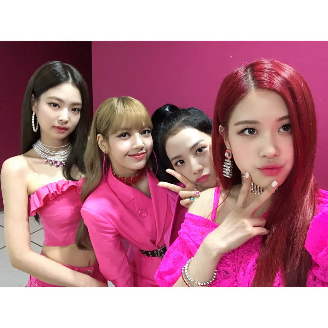 BLACKPINKさんのインスタグラム写真 - (BLACKPINKInstagram)「THANKYOU to all our blinks out there we are so so happy to see you guys enjoying our music 🔥 and on top of that we came 1st place on show music core today . LOTS OF LOVE from BP 😘」6月23日 18時05分 - blackpinkofficial