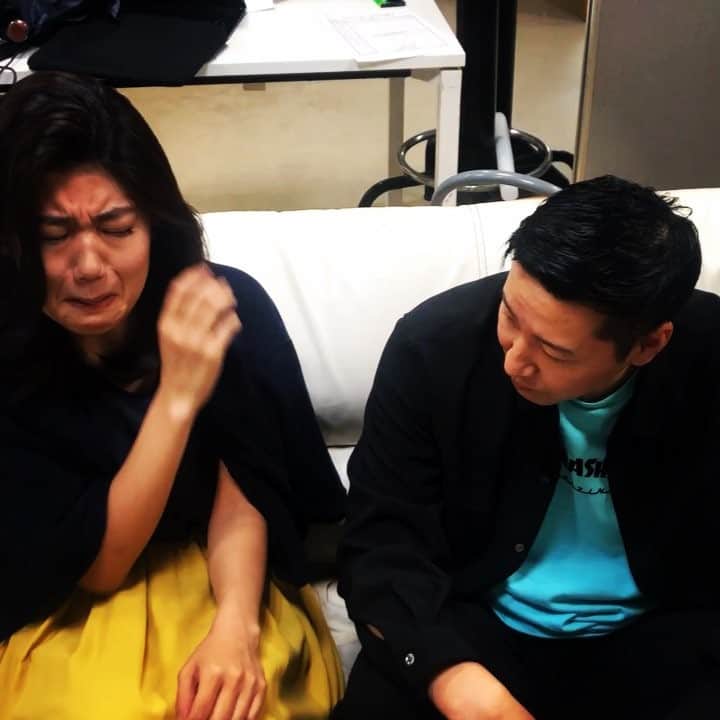 長田庄平のインスタグラム：「バチェラージャパン2ものまね 昔の家庭環境を勇気を出してカミングアウトした福良さんを抱きしめて独特なさすり方を小栁津さん #バチェラージャパン #シーズン2 #福良真莉果 #小栁津林太郎 #ものまね #横澤夏子 #チョコレートプラネット長田」