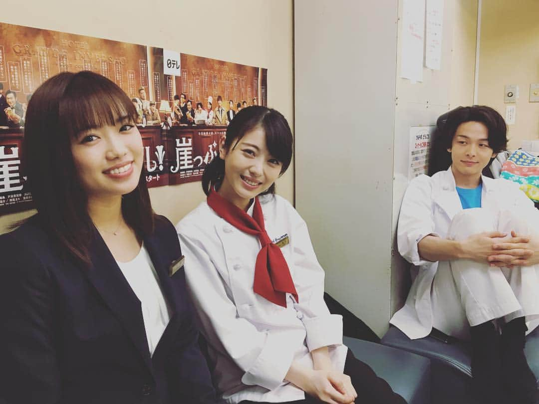 日本テレビ「崖っぷちホテル！」のインスタグラム：「ヤッパり #目線 #外すのですね #いつか #キッと… #浜辺美波 #中村倫也 #山口乃々華 #崖っぷちホテル #崖ホテ #本日のお客様は #宇海直哉様」