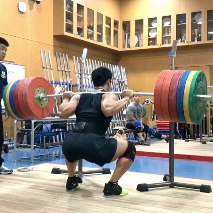 山本俊樹のインスタグラム：「back squat 240/250/260/260/260KG  #weightlifting #snatch #cleanandjerk #squat #deadlift #nikeromaleos3 #LiftersHigh #CandK #耐えて勝つ #九苦に一勝 #ウエイトリフティング #重量挙げ #山本俊樹 #hookgrip @squat_university」