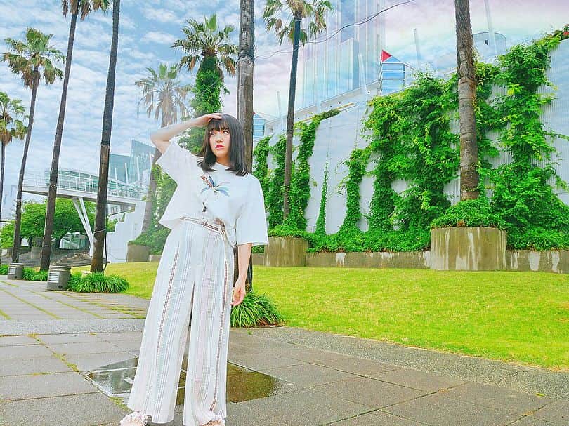 のインスタグラム：「#今日のコーデ  #snidel #夏コーデ . 全身snidelだよ！ 夏だねって言われた🌴🌈 . 今日はすっごく雨で天気も悪かったよー！ でも写真だと天気よくみえるでしょ❤ 加工技術の力💪 . . スワイプして画像を比べてみてね✨ すごいでしょー！ 色を変えるだけで別物！ . 空も編集で付け足しとーとよ笑 . #加工技術 #携帯加工 #写真加工  #インスタ映え」