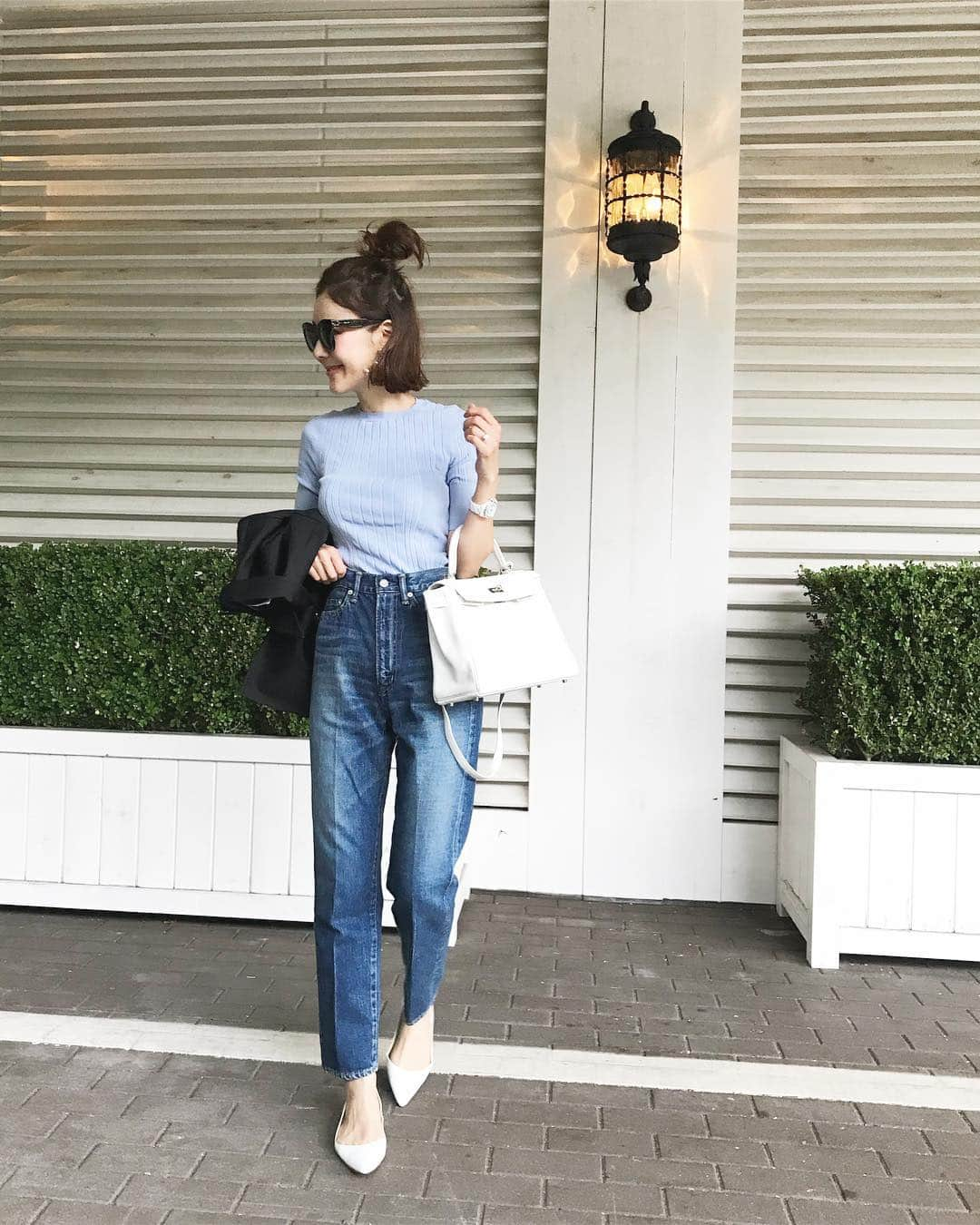 kiyomi medeirosさんのインスタグラム写真 - (kiyomi medeirosInstagram)「今日はブルーデニム💙 * tops…#drawer  denim…#sea jacket…#aquitum shoes…#manoloblahnik  sunglass…#celine  bag…#hermes * #fashion #outfit #instagood #instafashion #ootd #cordinate #style #look #オブリ #ファッション #コーディネート #コーデ #ママコーデ」6月23日 20時48分 - kiyomimedeiros