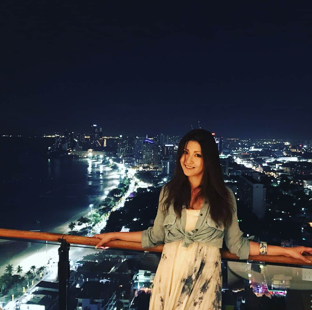 岡田智子のインスタグラム：「載せてなかったやつ今更！タイ、パタヤの夜景（＾ν＾） #thai #thailand #pattaya #タイ旅行 #パタヤ #ヒルトンパタヤ」