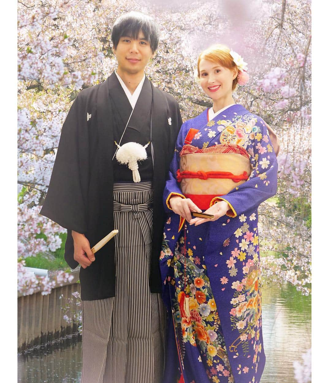 Rachel & Junさんのインスタグラム写真 - (Rachel & JunInstagram)「This is the best full shot of “our” wedding kimono we got, although it’s a shame we don’t have a picture showing all the way to the feet because the female kimono has a little train, and our geta were really pretty! Digitally added a backdrop because we were actually in a dark little room. :p #kimono #wedding」6月23日 21時24分 - rachelandjun