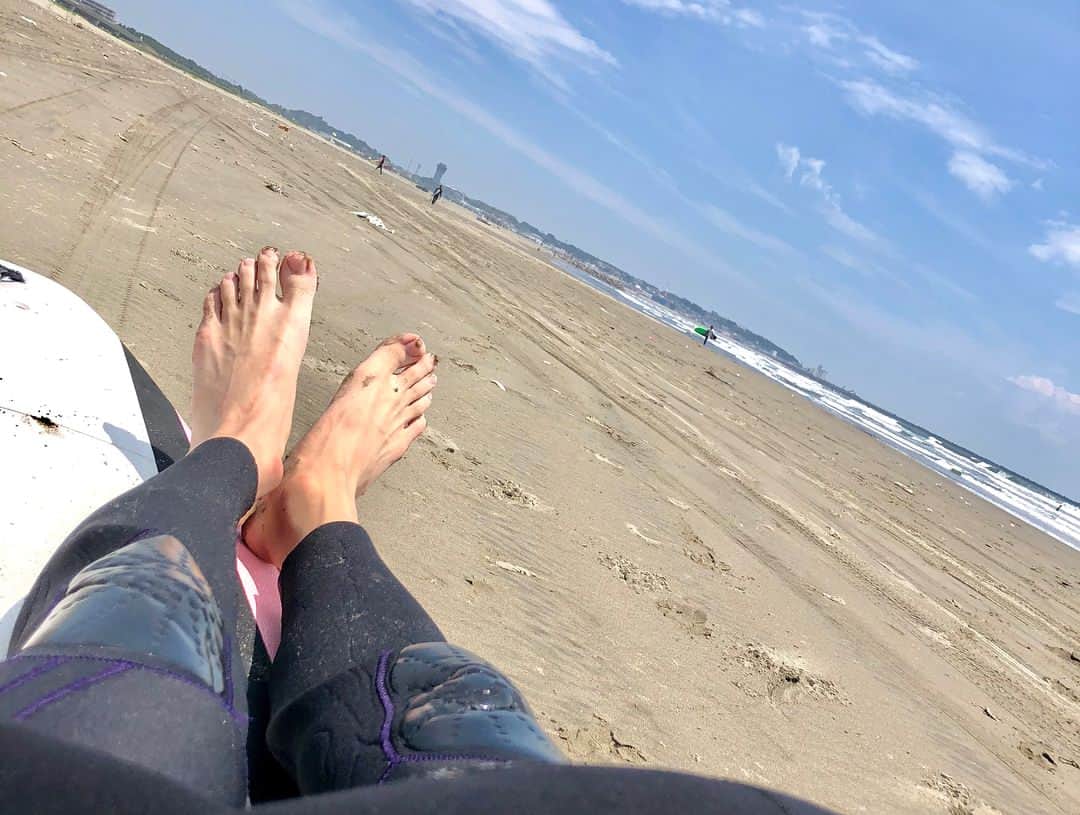 大橋岬さんのインスタグラム写真 - (大橋岬Instagram)「先日2018年初波乗りへ。  気持ちよかった〜。 海水浴へ来る人がまだいない為独り占めできる海。  #いいなみのってんね って感じです。笑」6月23日 21時53分 - misaki_ohashi_