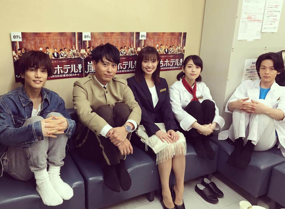 日本テレビ「崖っぷちホテル！」のインスタグラム：「後2時間🏨 #岩田剛典 #浜辺美波 #中村倫也 #山下健二郎 #山口乃々華 #崖っぷちホテル #崖ホテ #本日のお客様は #宇海直哉様」